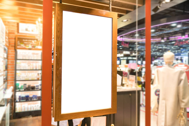 üres fa keret poszter megjelenítése a üvegablak a bolt storefro - Fotó, kép