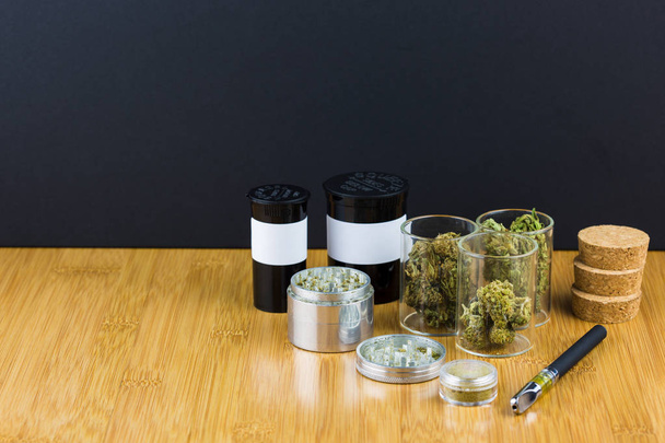 разнообразная медицинская марихуана в стеклянных банках и контейнерах с гри
 - Фото, изображение