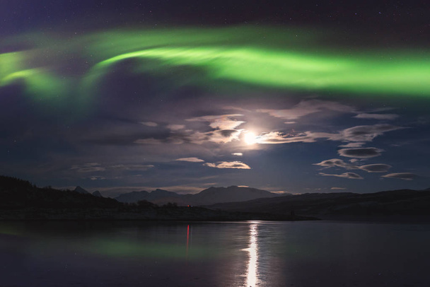 Nordlichter (aurora borealis) auf den Lofoten, Norwegen. erstaunliche nächtliche Winterlandschaft mit Polarlichtern, Sternenhimmel bei Vollmond und Spiegelung im Wasser - Foto, Bild