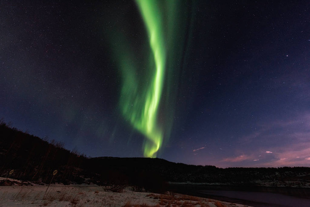 Northern lights (aurora borealis) w Norwegii na Lofotach. Noc Zima Krajobraz z zorze polarne i piękne niebo gwiaździste - Zdjęcie, obraz