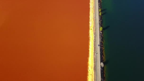 Дорога между оранжевым и голубым озером в Минас-де-Риотинто, Андалусия, Испания
 - Кадры, видео