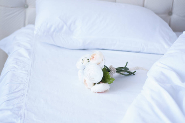 bouquet of flowers on the bed  - Foto, Bild