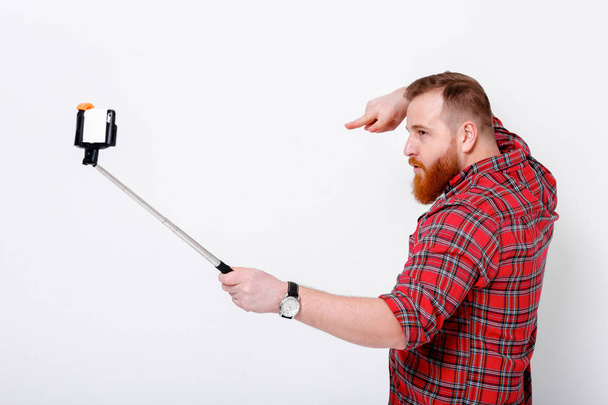 man makes selfie on phone - Foto, imagen