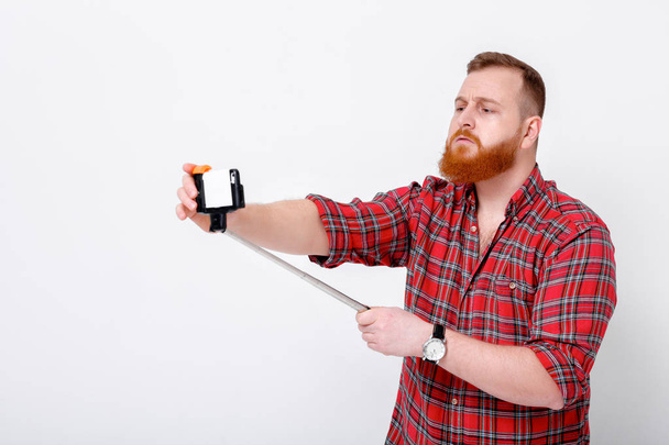 man makes selfie on phone - Foto, afbeelding