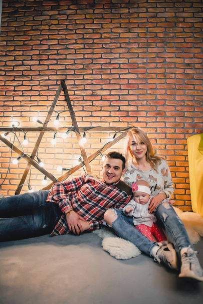 pais com seu filho no fundo de uma estrela com bulbos
 - Foto, Imagem