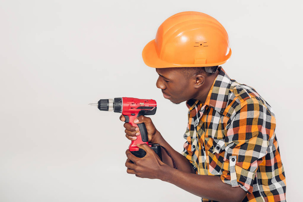 African American worker uses electric screwdriver - Foto, Imagem