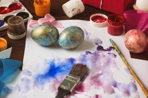 Paskalya yumurtaları, fırçalar, boyalar, yumurtalarının preprimary resmini - Fotoğraf, Görsel