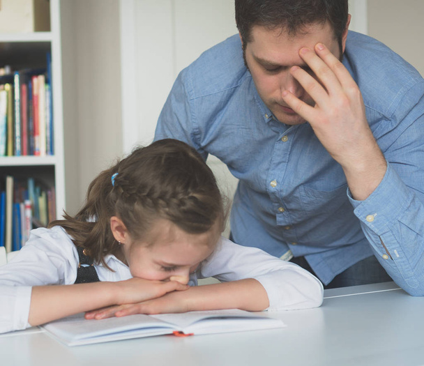 Vader is boos omdat zijn dochter niet wil haar huiswerk. - Foto, afbeelding