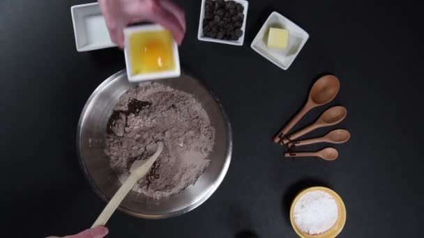 Mezcla de galletas de chocolate con cuchara de madera de arriba
 - Metraje, vídeo