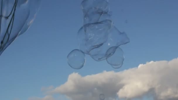 szappanbuborékok drift a kék ég, a felhők lebegő buborékok - Felvétel, videó