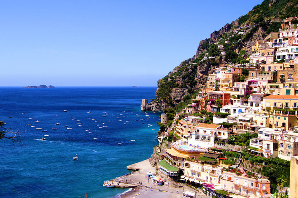 Positano, Olaszország Amalfi partja mentén. A fenti kilátás a kikötőre és a színes városi épületekre. - Fotó, kép