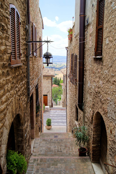 Medieval pisou rua na colina italiana cidade de Assis
  - Foto, Imagem
