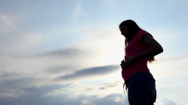 Hermosa mujer embarazada hace ejercicios de respiración
 - Imágenes, Vídeo