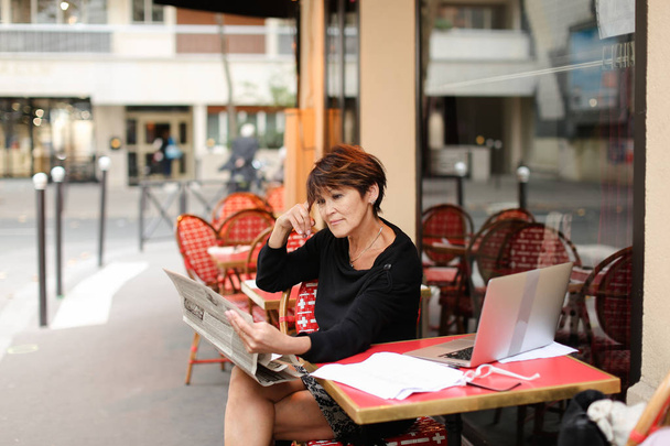      empregado feminino cansado de banco adiciona plano financeiro no laptop
 - Foto, Imagem