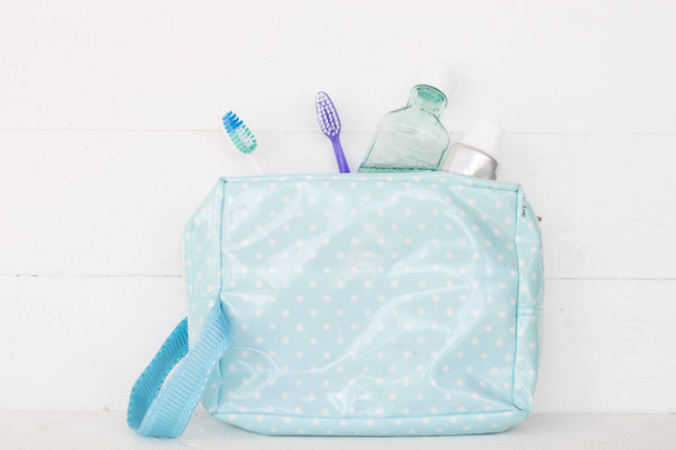 enjuague bucal cepillo de dientes en bolsa para un cuidado saludable cavidad oral sobre fondo blanco
 - Foto, Imagen