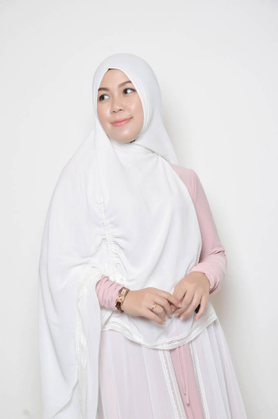 portret van een mooie moslim vrouw met een hoofddoek  - Foto, afbeelding