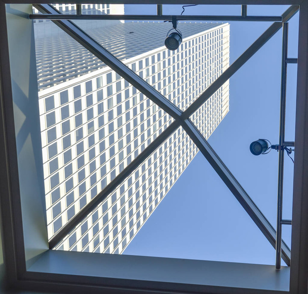Wolkenkrabber door het raam in het centrum van Montreal. - Foto, afbeelding