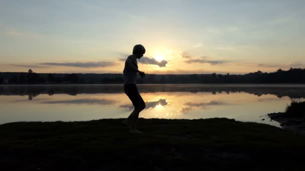Vidám ember táncok disco nyáron egy tó partján - Felvétel, videó