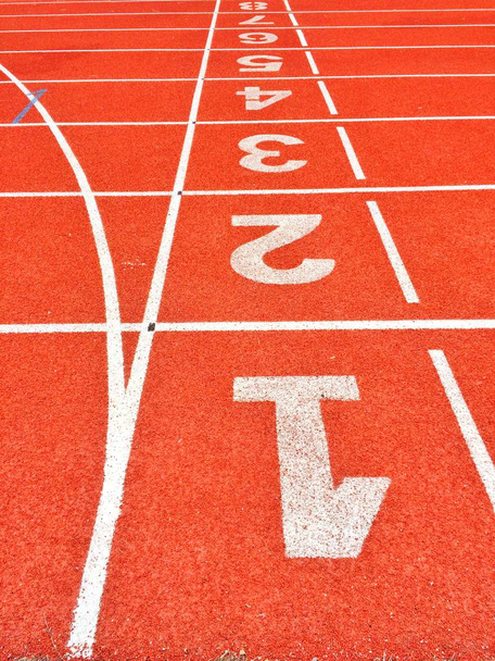 легка атлетична зона біг доріжка і старт-лінія або фінішна лінія
 - Фото, зображення