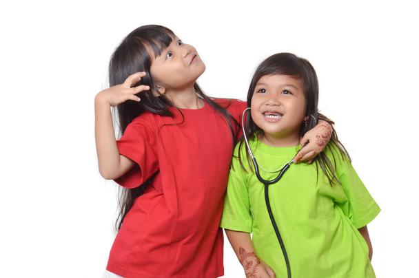 dwa Asian trochę dziewczyna gra z a stetoskop - Zdjęcie, obraz