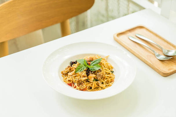 Stir-fried spaghetti and dried Gourami - Valokuva, kuva