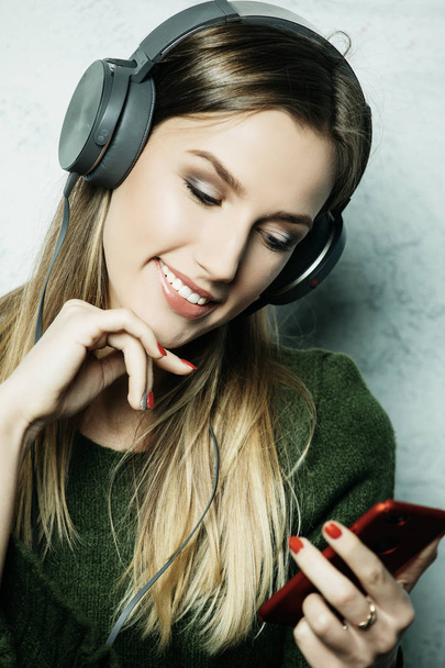 Young beautiful woman in casual outfit enjoying the music at home - Foto, Imagem