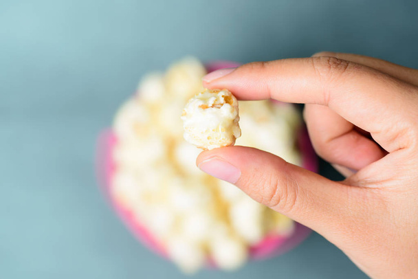 Popcorn caramello raccolta a mano e mangiare, vista dall'alto
 - Foto, immagini
