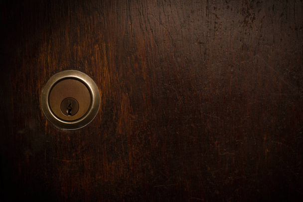 木製のドアのロックのクローズ アップ  - 写真・画像