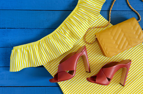 Naisten vaatteet, asusteet, jalkineet (keltainen mekko, nahka t
 - Valokuva, kuva