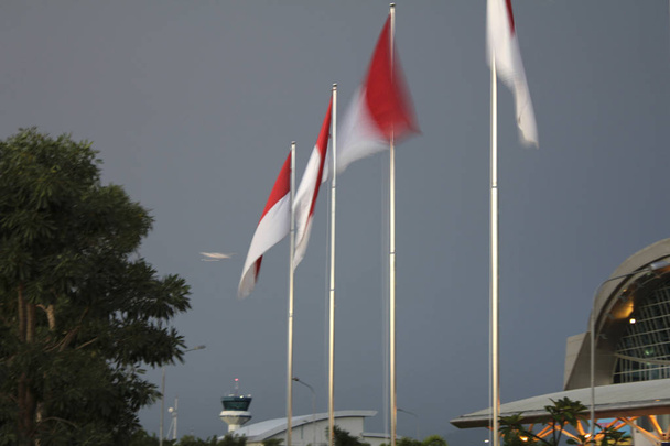 Indonézia zászlója a kék ég ellen - Fotó, kép