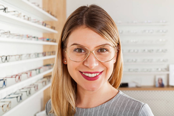 Woman choosing eyeglass frame - Foto, immagini