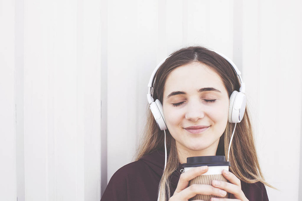 Mujer joven escuchando música con auriculares
 - Foto, Imagen