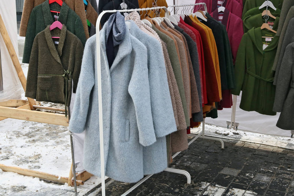alte unmodische Mäntel und Jacken werden gratis verteilt - Foto, Bild