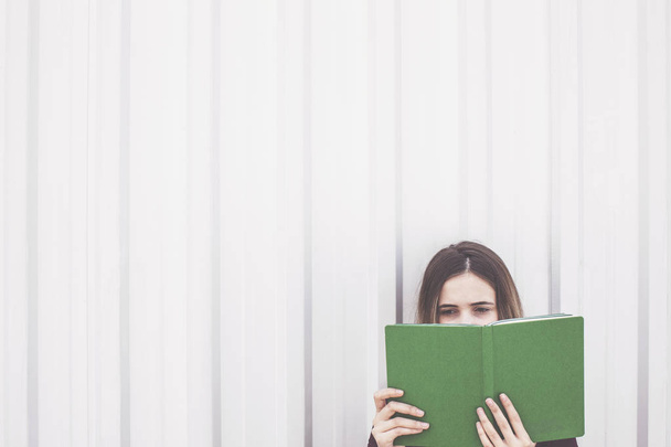 mladá žena čtení knih mimo - Fotografie, Obrázek