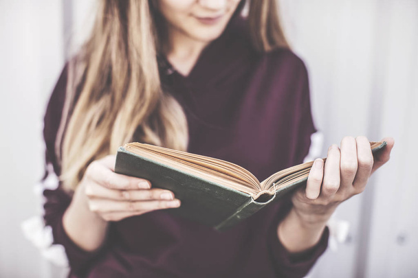 Nuori tyttö lukeminen kirja ulkopuolella
 - Valokuva, kuva
