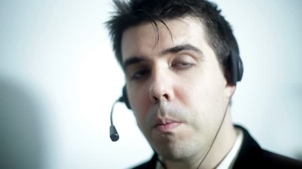 Employee at a call center with a headset. - Πλάνα, βίντεο