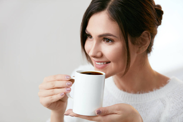 Coffee Drink. Beautiful Female Holding Cup With Hot Drink. - Foto, Imagem