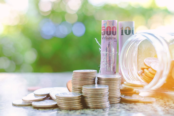 Peníze bankovek a mincí v a mimo sklenice, thajské AKT - Fotografie, Obrázek