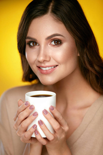Vrouw drinken koffie. Vrouwelijke drinken warme drank. - Foto, afbeelding