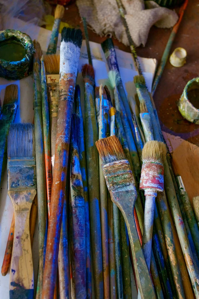 Set di veri e propri accessori artista: tavolozza, vernici, pennelli e coltelli palette. Tavolozza dell'artista con colori ad olio e pennelli per la pittura
. - Foto, immagini