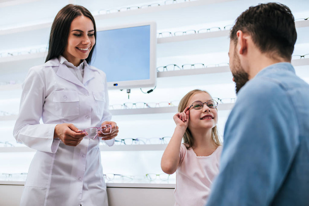 Dad with daughter in ophthalmology clinic - 写真・画像