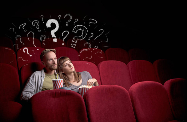 Couple in cinema with questions - Foto, immagini