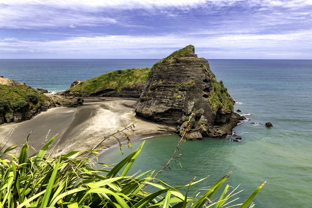 Taitomo island view at Piha Beach, Auckland, New Zealand - Φωτογραφία, εικόνα