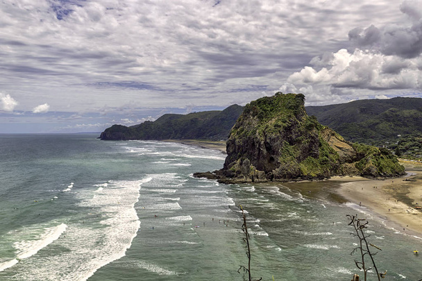 Oroszlán szikla az Piha beach, nyugati partján, Auckland, Új-Zéland - Fotó, kép