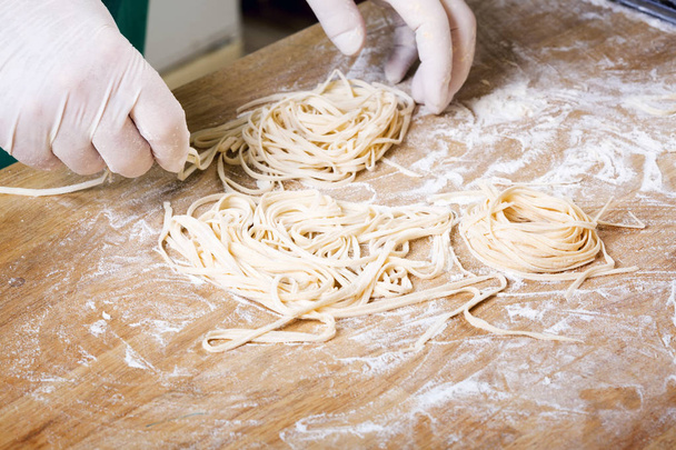Verse pasta op keukentafel - Foto, afbeelding