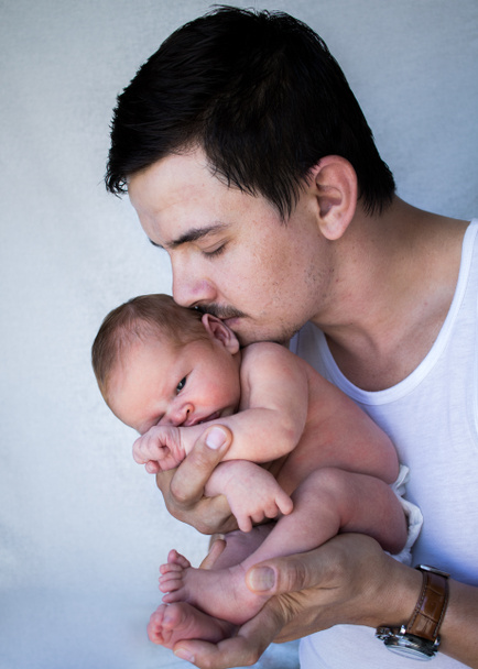 Padre che tiene il neonato vicino al viso
 - Foto, immagini