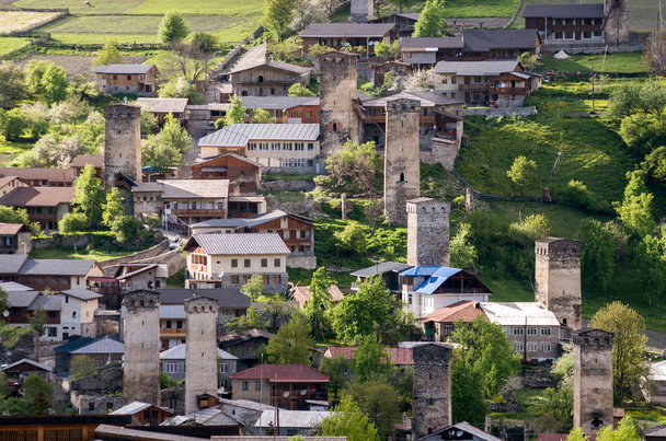 Paisaje rural en Svaneti con torres típicas de Svanetian. Georgia. 10-12 céntimos
. - Foto, Imagen