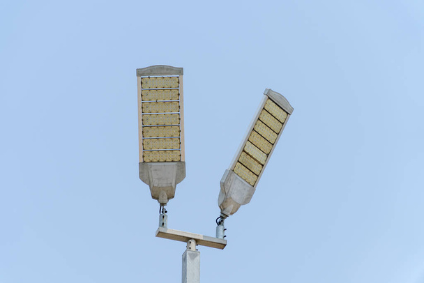 Tour d'éclairage LED avec fond bleu ciel
 - Photo, image