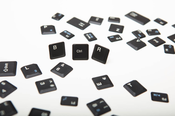 Scattered loose key covers from a laptop computer - 写真・画像