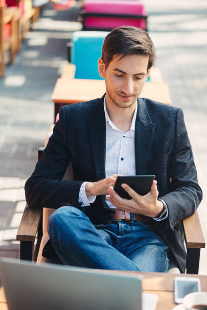  Homem jovem tocando tela tablet com o dedo
 - Foto, Imagem